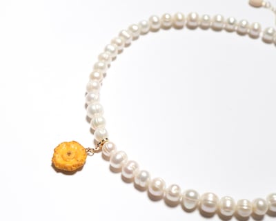 Llaveros de sous y collares de patacón: las creaciones panameñas de Crenativo Studio