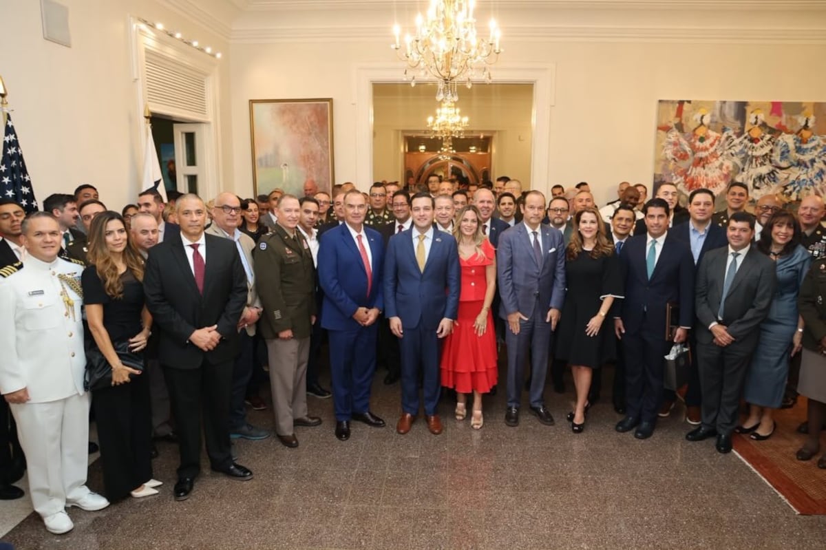 De rojo: Andrea Altamirano-Duque, esposa del embajador de Estados Unidos en Panamá, luce diseño panameño en recepción diplomática