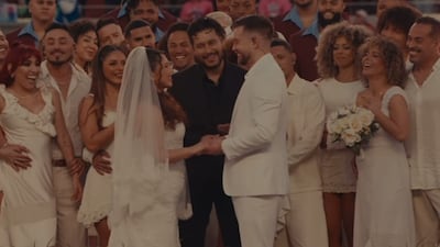 Pareja que se casó en el Super Bowl confiesa que jamás imaginó la propuesta de Bad Bunny