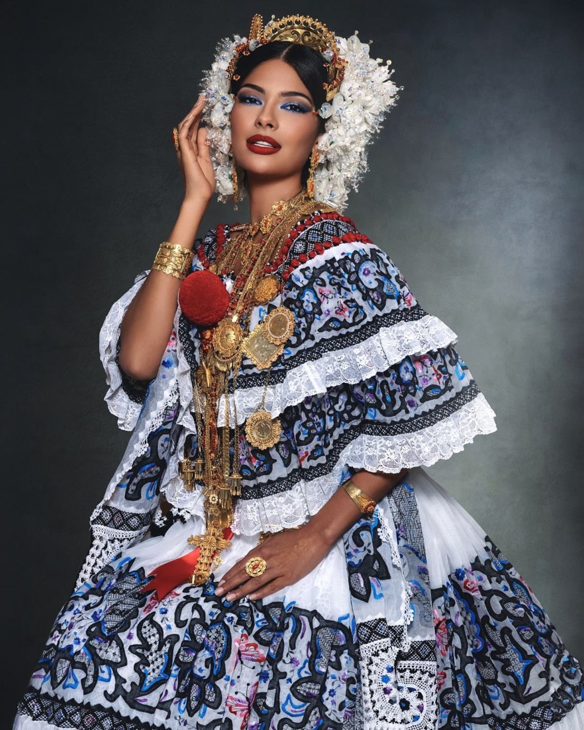 Una Miss Universo empollerada: las fotos oficiales Sheynnis Palacios y Natasha Vargas luciendo polleras de gala