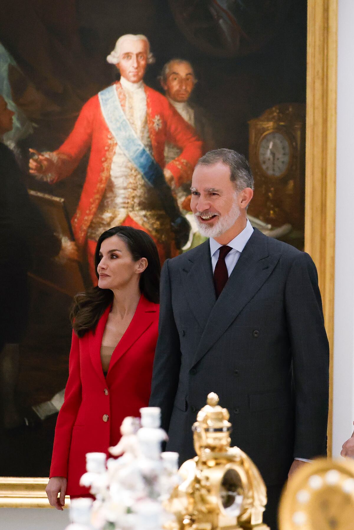 Los reyes de España contemplan sus retratos ante su autora, la fotógrafa Annie Leibovitz