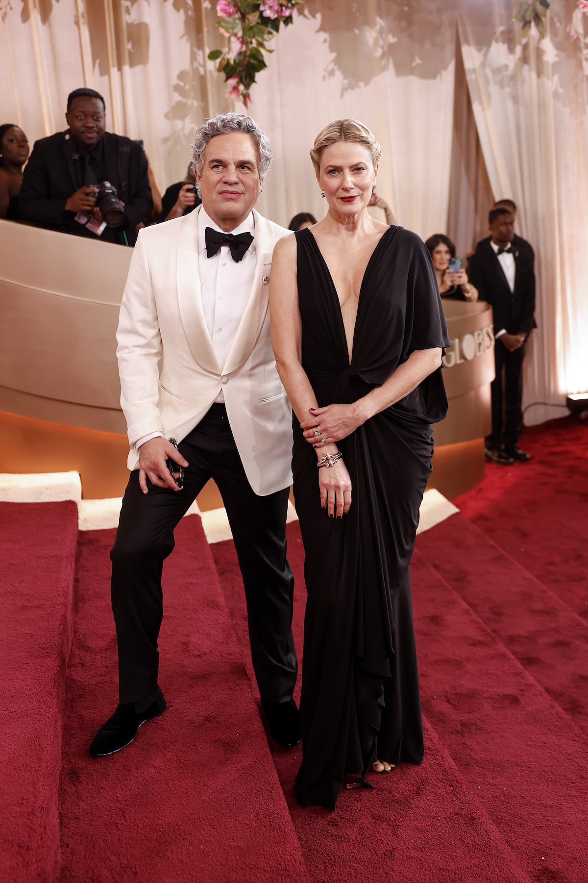 Besos y risas cómplices: parejas de famosos en los Globos de Oro 2026