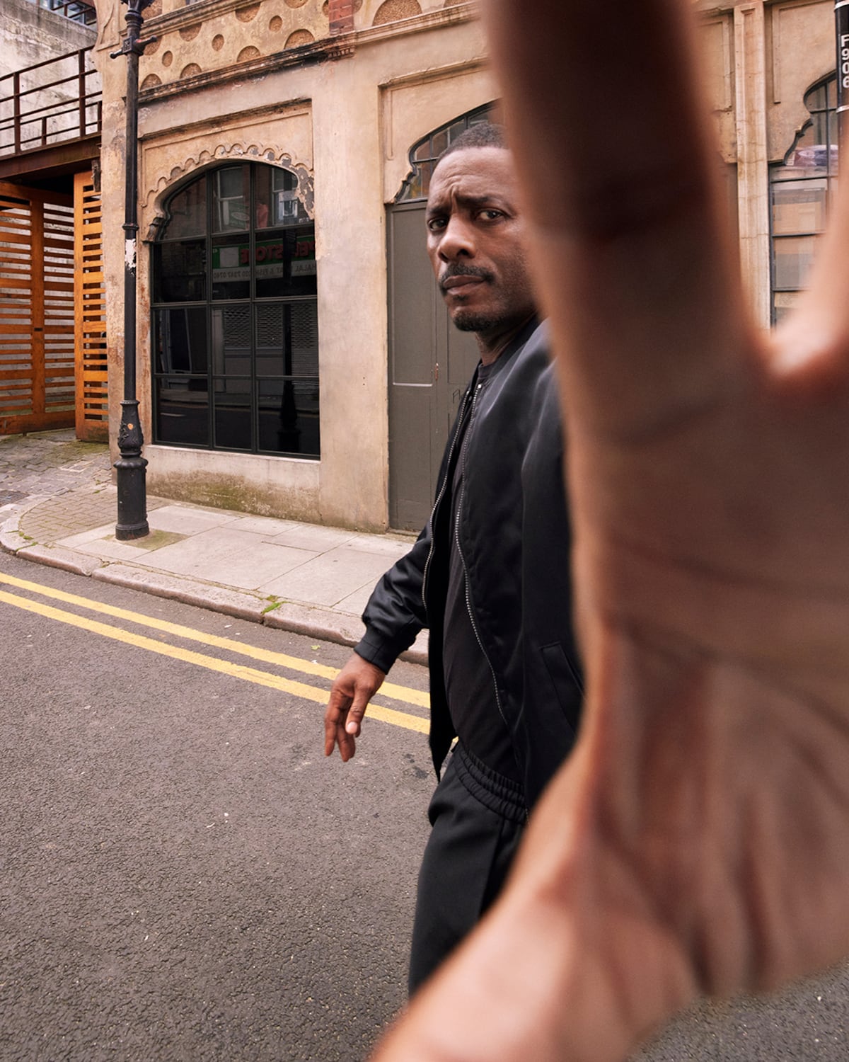 Idris Elba es la nueva imagen de moda masculina de Calvin Klein