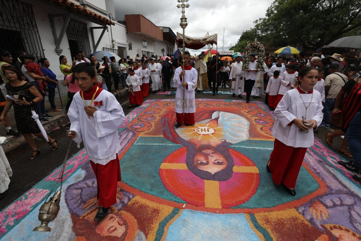 Imágenes de la danza del Corpus Christi en La Villa de Los Santos