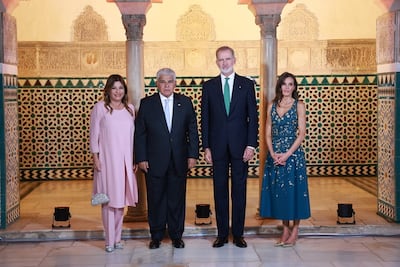 El conjunto rosa de diseño español de Maricel de Mulino y el traje azul Carolina Herrera de la reina Letizia para su encuentro en Sevilla
