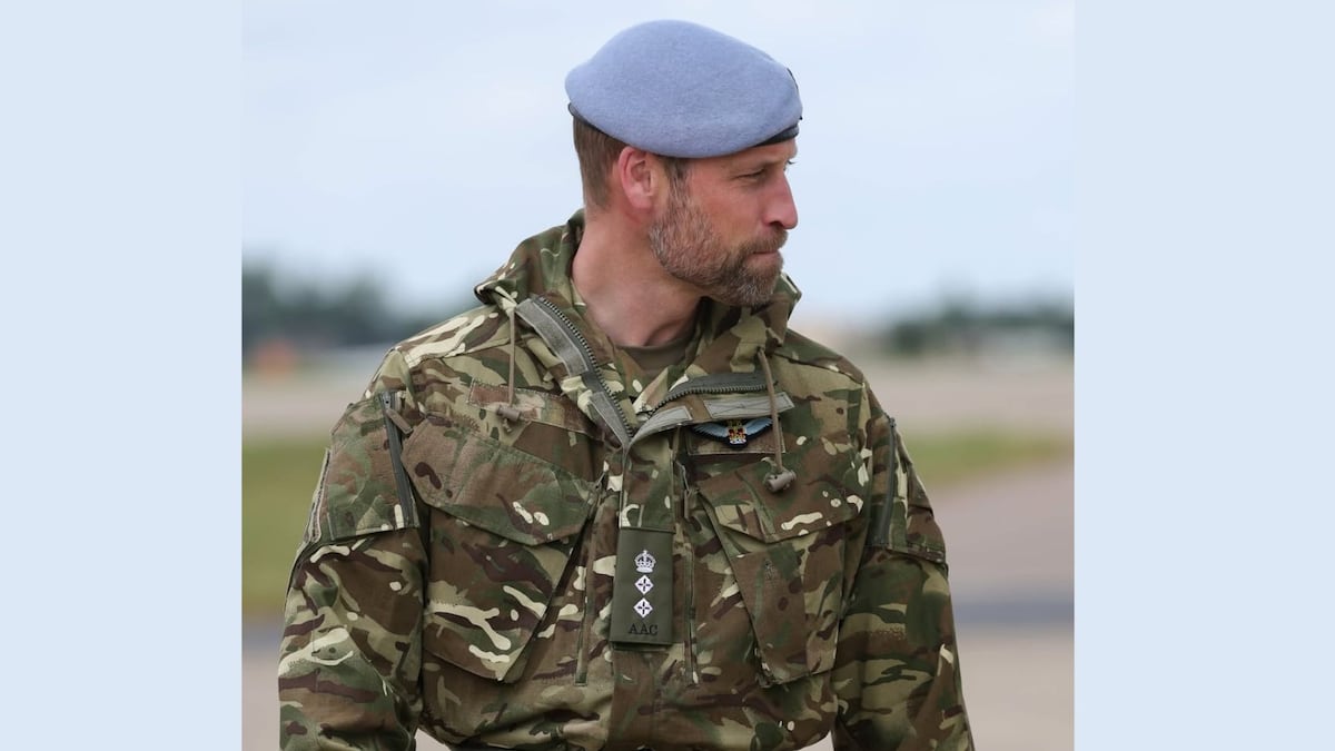 Nos declaramos fans del príncipe William con su ‘look’ de barba y en uniforme militar