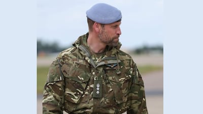 Nos declaramos fans del príncipe William con su ‘look’ de barba y en uniforme militar