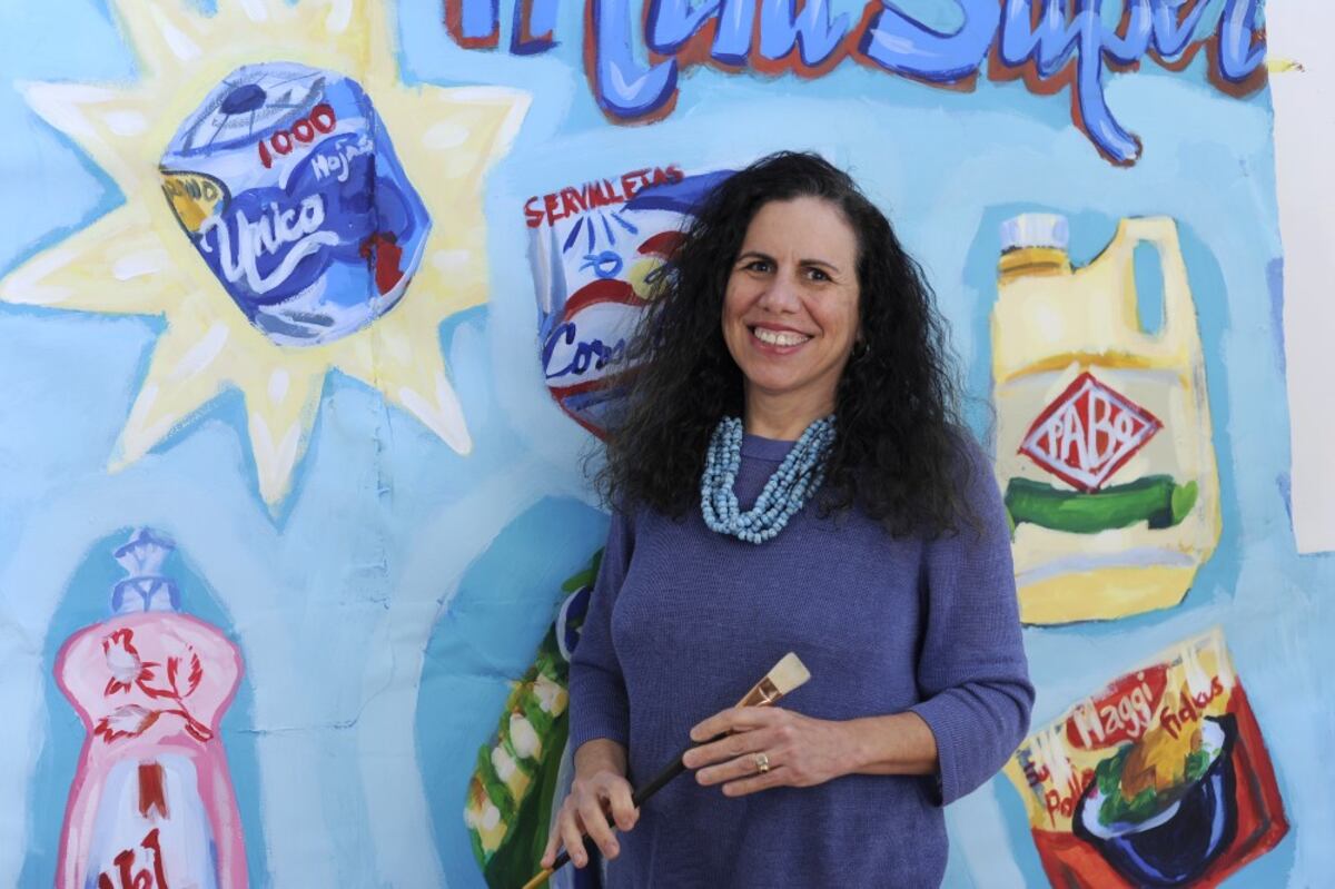 Victoria Suescum lleva los letreros de la tienda al museo