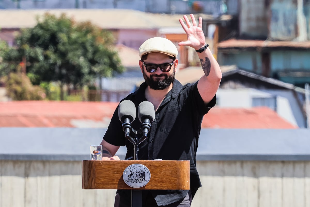 Mon Laferte, nombrada embajadora cultural de Valparaíso y aplaudida por Boric