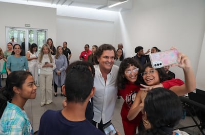 El cantante colombiano Carlos Vives comparte con los estudiantes de la Ciudad de las Artes en Panamá