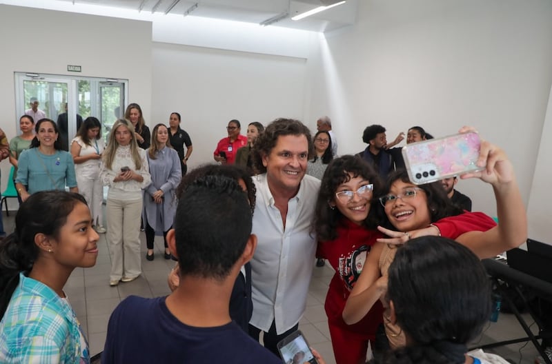 El cantante colombiano Carlos Vives comparte con los estudiantes de la Ciudad de las Artes en Panamá