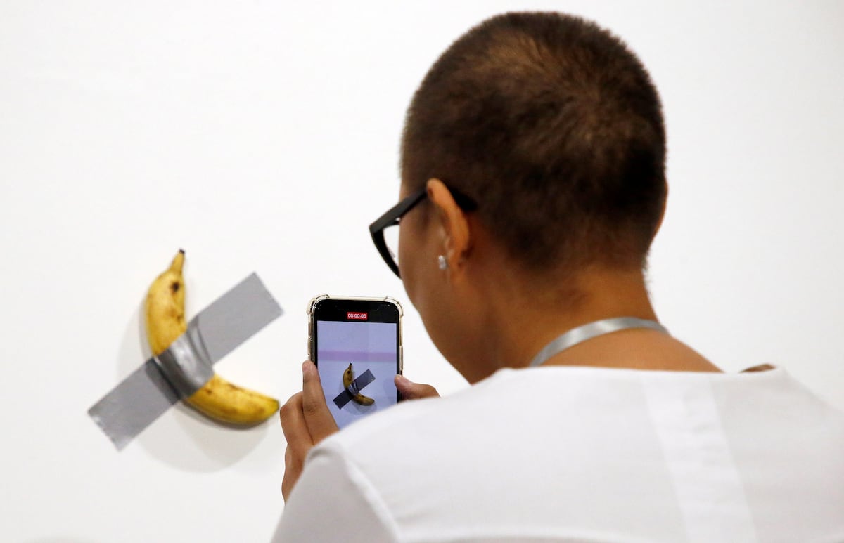 La banana pegada a la pared que dividió al mundo del arte, a subasta por 1 millón de dólares