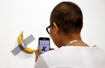 La banana pegada a la pared que dividió al mundo del arte, a subasta por 1 millón de dólares