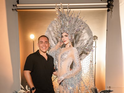 El panameño Róyer Pérez fue el diseñador del National Costume de Miss Venezuela en Miss Universo