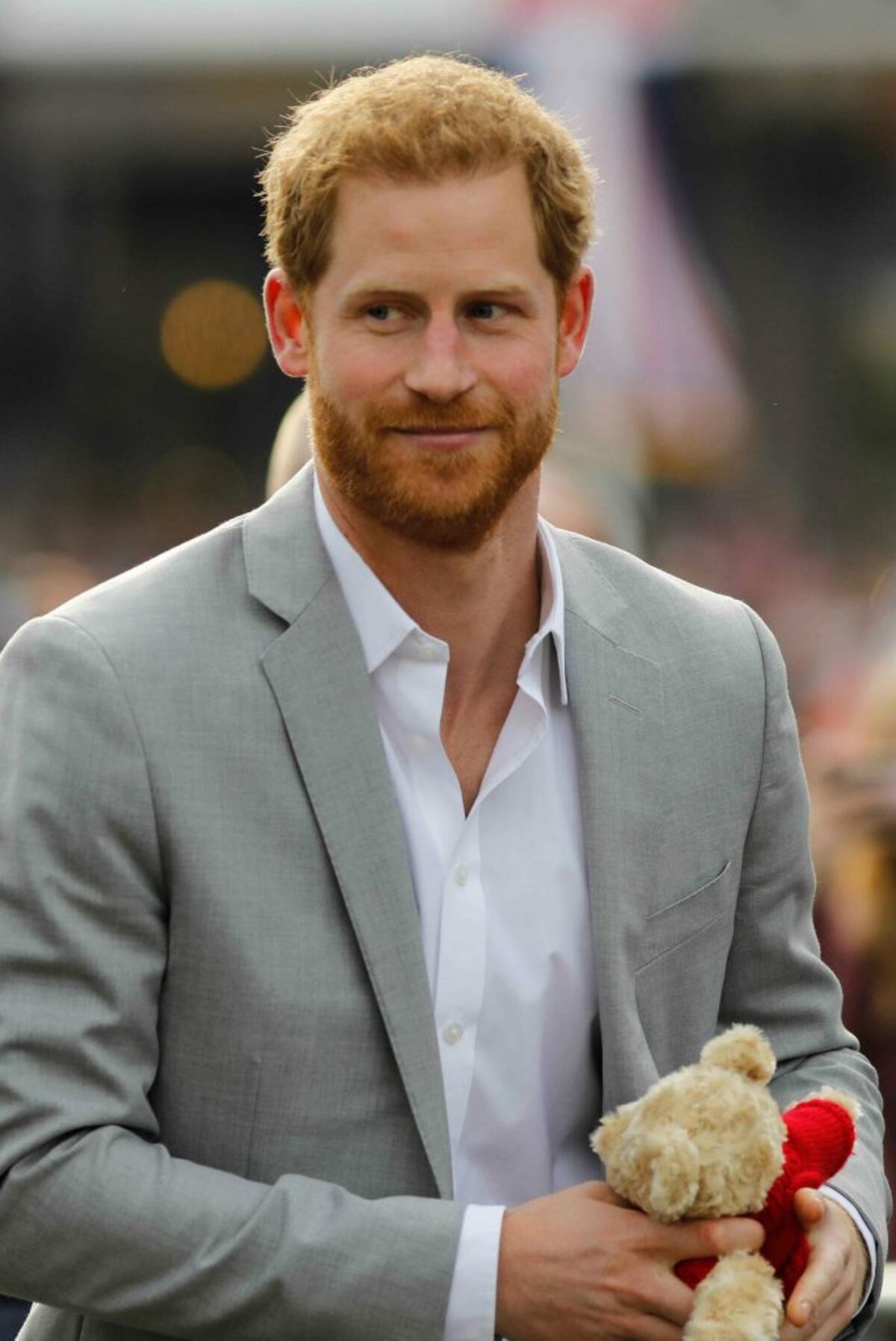 El príncipe Harry saluda a sus seguidores a las afueras del Castillo de Windsor