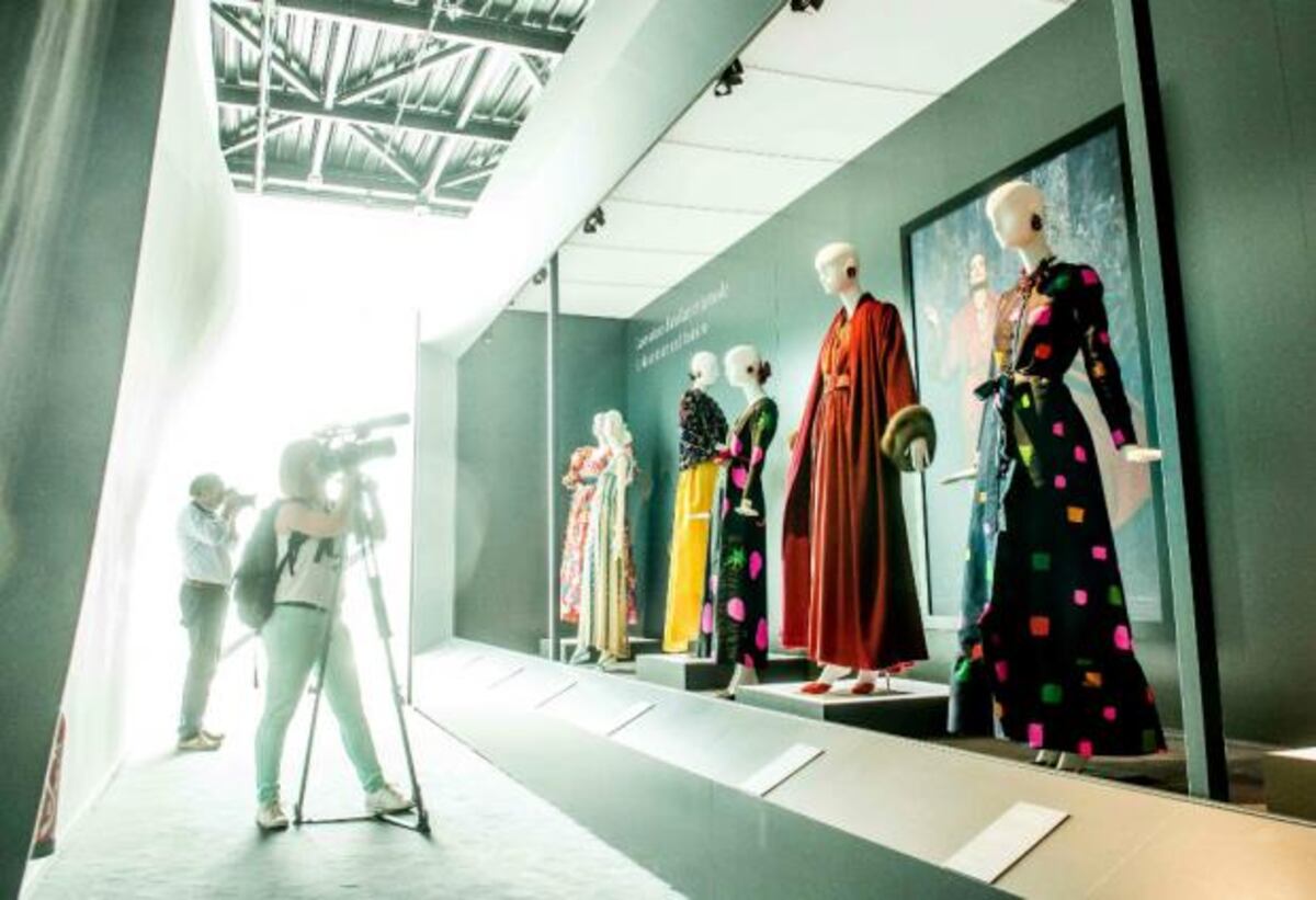 Hubert de Givenchy y su exhibición en Francia
