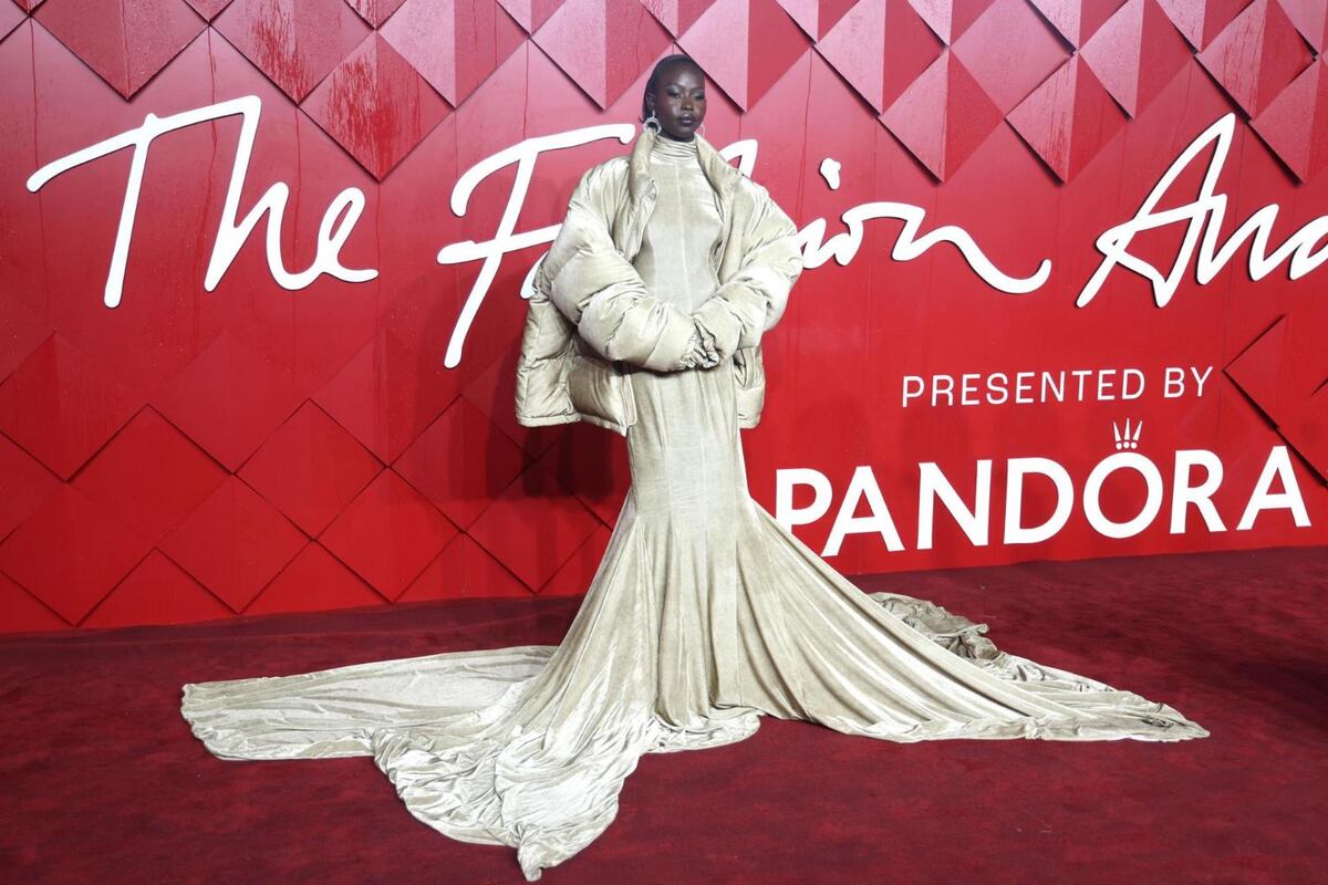 Anne Hathaway y su vestido de espagueti: 18 ‘looks’ en Fashion Awards