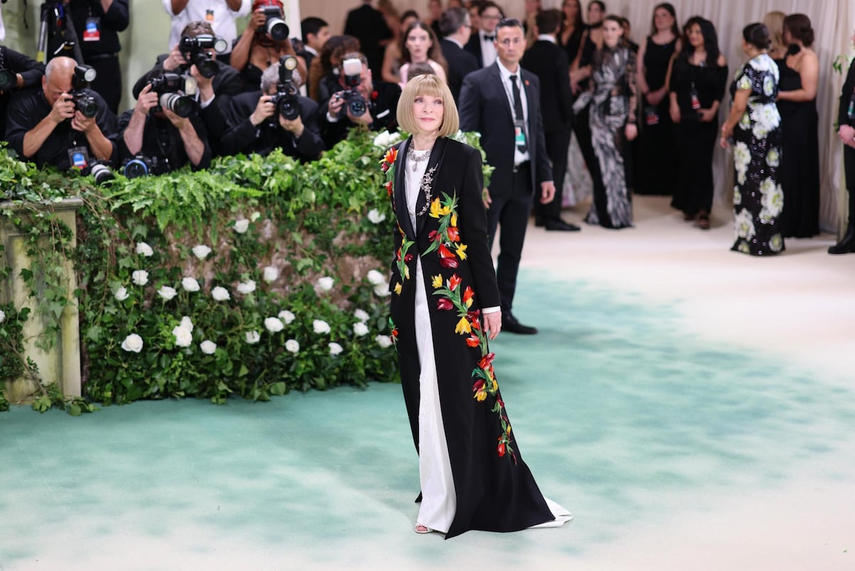 Bad Bunny, JLO, Chris Hemsworth y Elsa Pataky abren la alfombra verde de la Met Gala