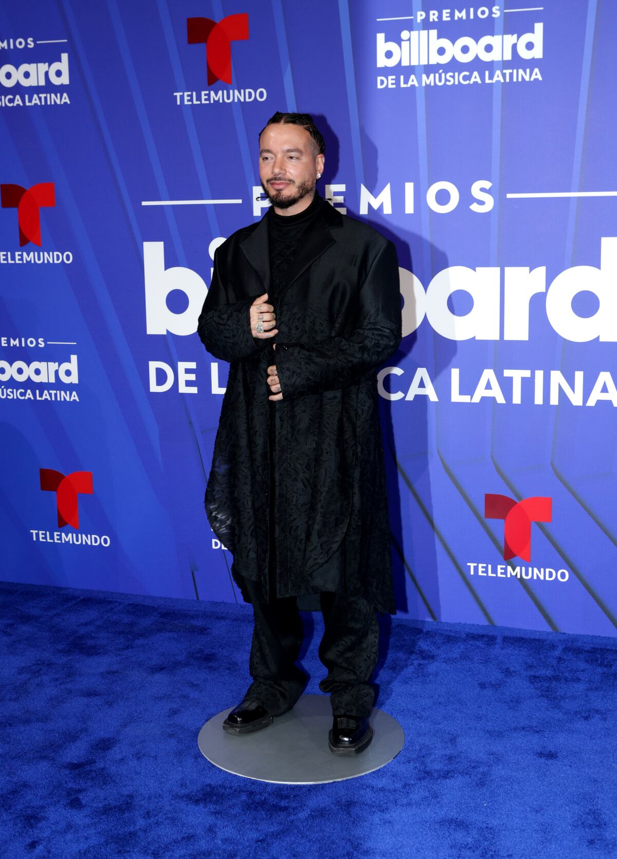 La alfombra de los Latin Billboards: El negro y los diseños clásicos intervenidos dominaron 