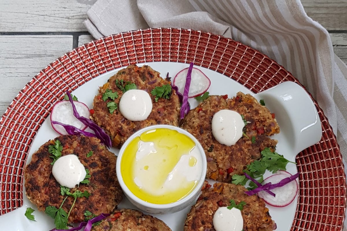 Tuna ‘cakes’ con salsa de yogur y sriracha