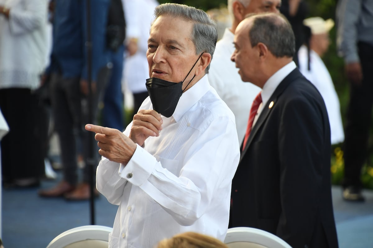 Nito Cortizo, su esposa Yazmín, y otros asistentes al acto de conmemoración de los 25 años del Canal en manos panameñas