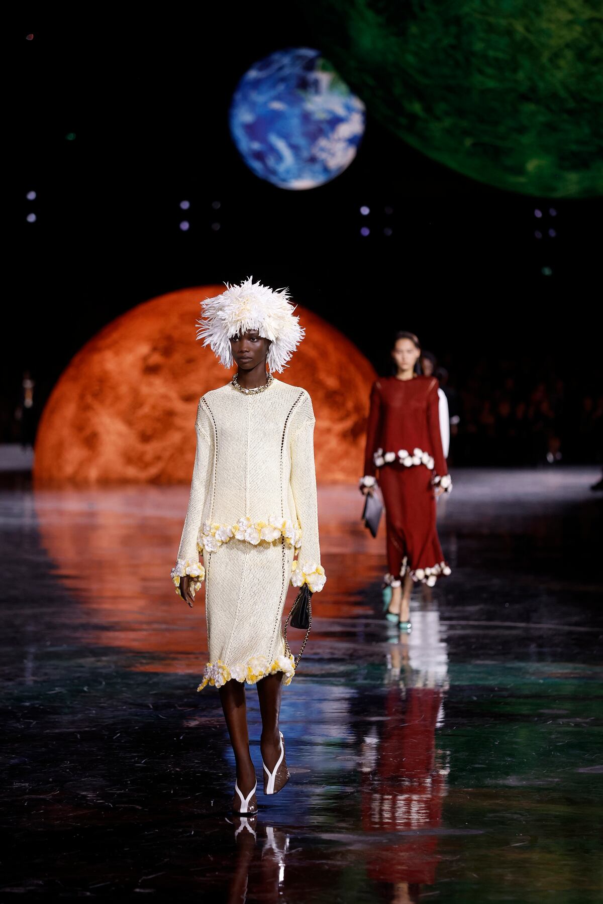 Chanel inaugura en París la era de Matthieu Blazy con una moda de aplauso