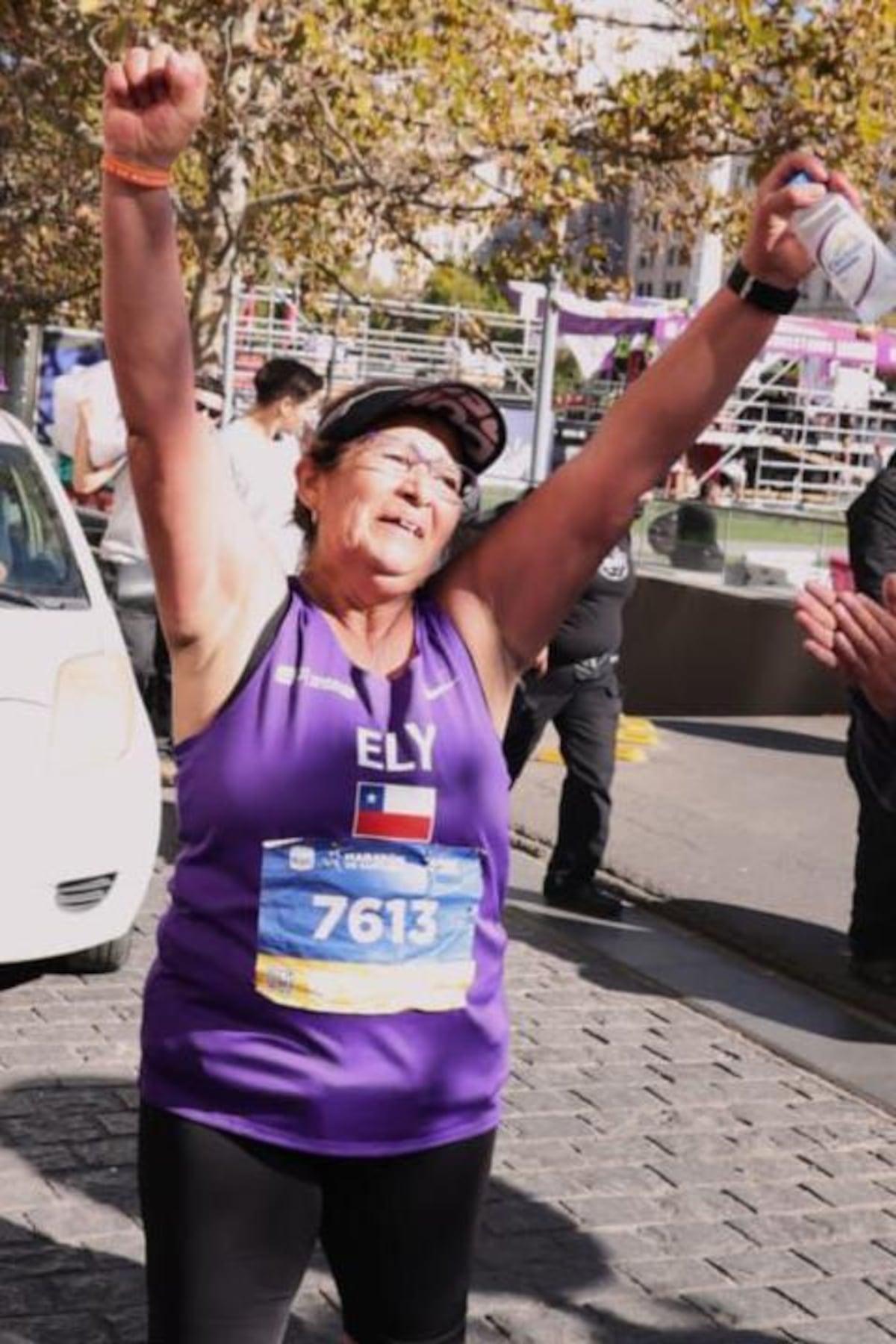 "Llegué última pero me siento ganadora": la inspiradora historia de Ely, la mujer de 64 años que soñaba con correr una maratón y la terminó en más de 7 horas