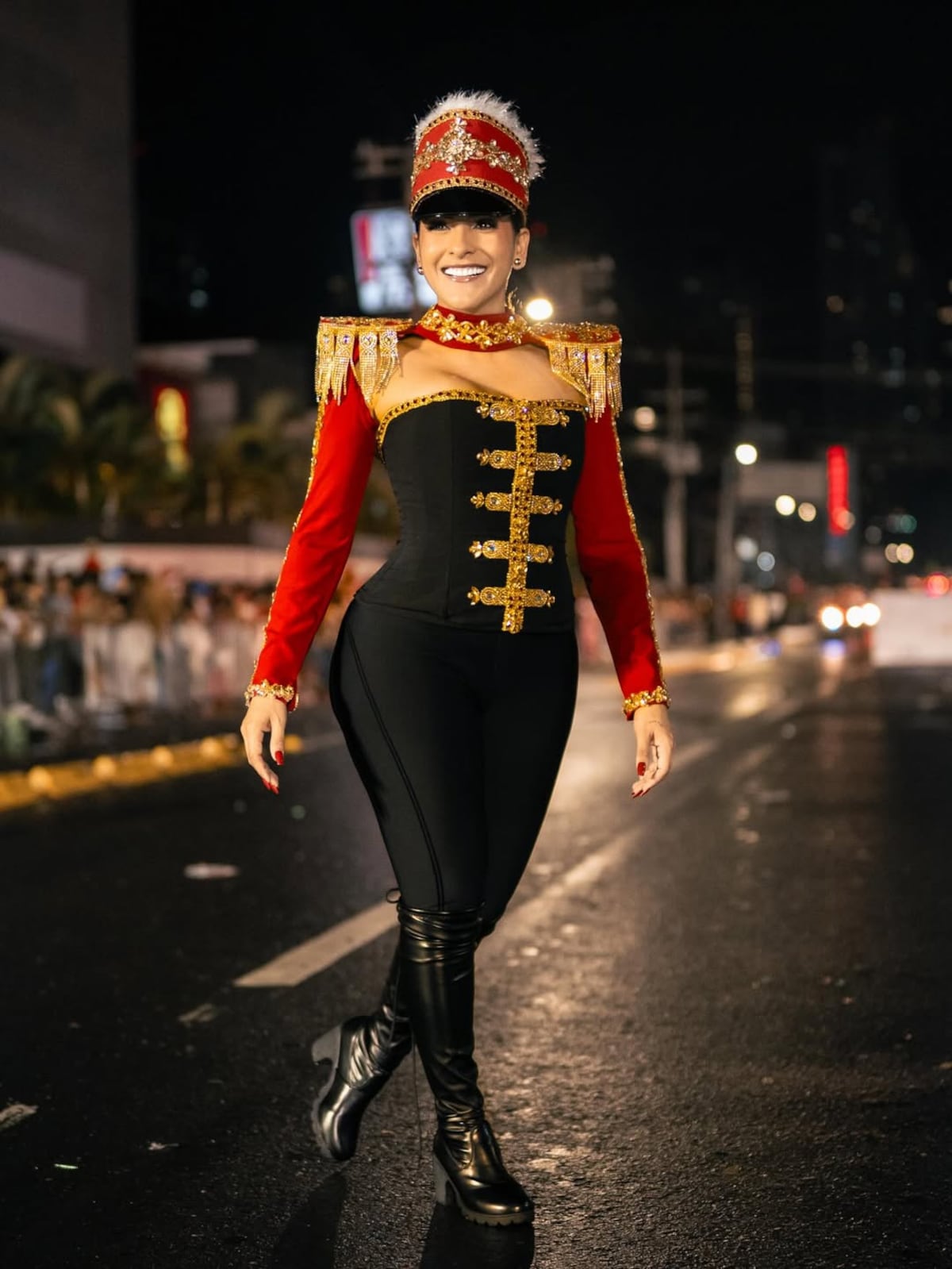 Jacky Guzmán, presentadora panameña, y su atuendo inspirado en El Cascanueces para el desfile de Navidad City of Stars