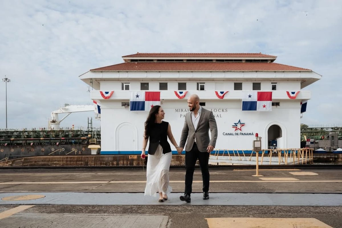 El exdiputado Edison Broce anuncia su compromiso con la abogada y violinista Ioanar Rotar desde el Canal de Panamá