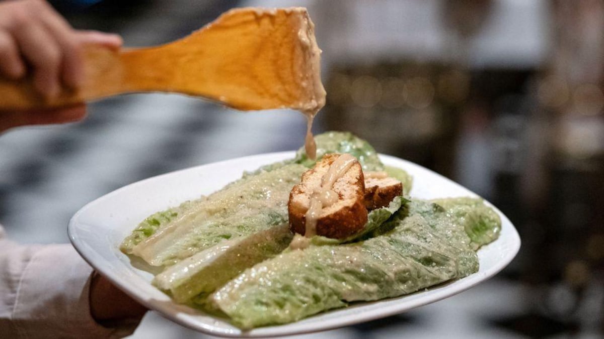 Cómo se creó la ensalada César en la frontera entre México y Estados Unidos (y por qué es un símbolo de la globalización)