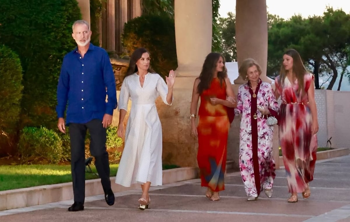 Los looks de verano de la reina Letizia y sus hijas Leonor y Sofía en Mallorca
