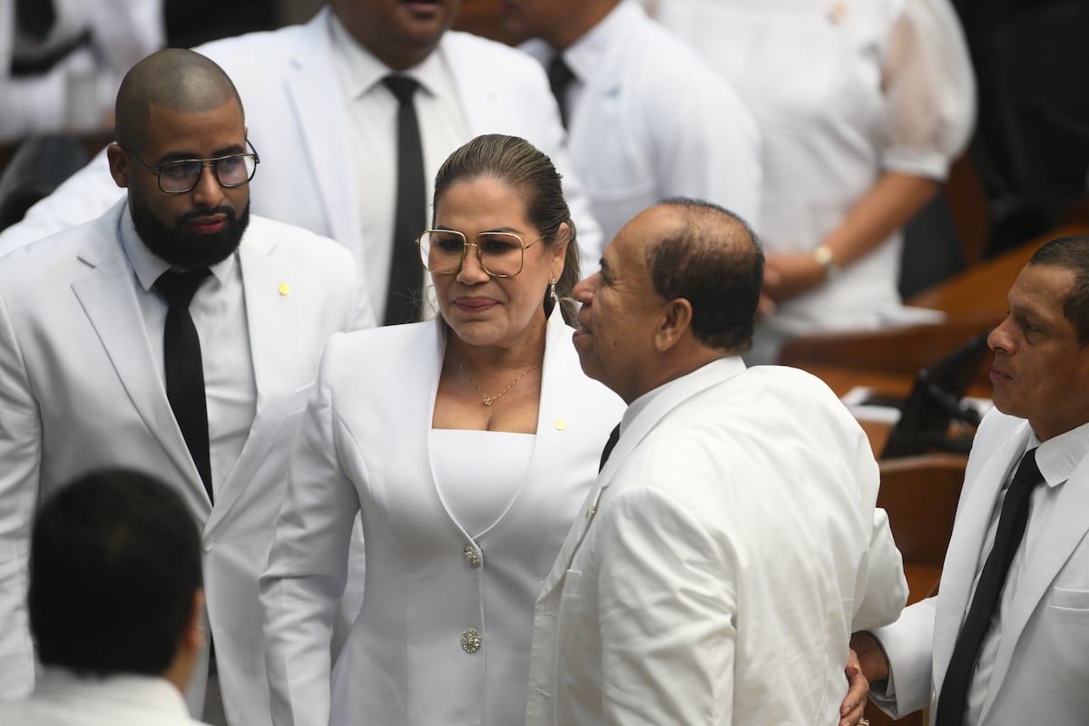 La diputada Shirley Castañeda y su look de sastrería y escote cuadrado con el que asumió la presidencia de la Asamblea Nacional