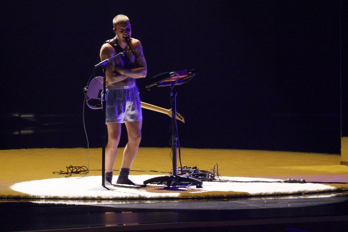 Justin Bieber se presenta por primera vez en los Grammys usando solo shorts y medias