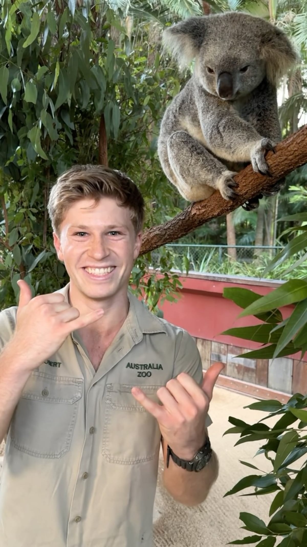 Robert, el hijo de Steven Irwin, se quita casi todo (menos el amor por los animales) en una nueva campaña para Bonds