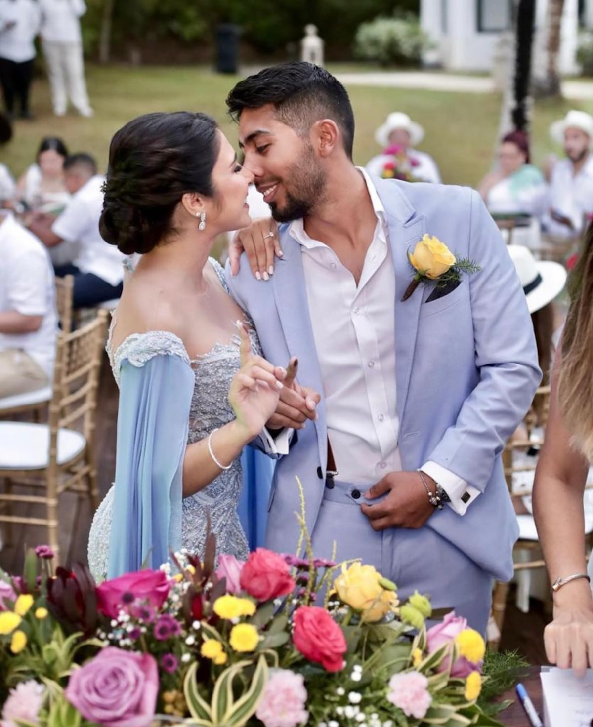 Vestidos de celeste, la boda civil de la reina de Calle Arriba de las Tablas 