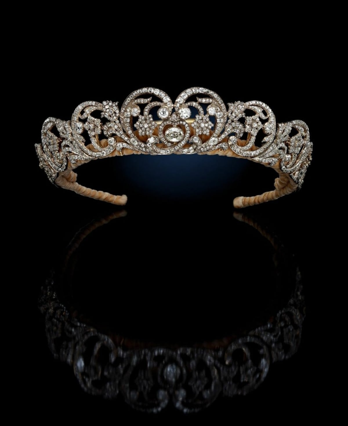 La tiara con la que se casó la princesa Diana, y que será heredada por su nieta Charlotte, en exhibición