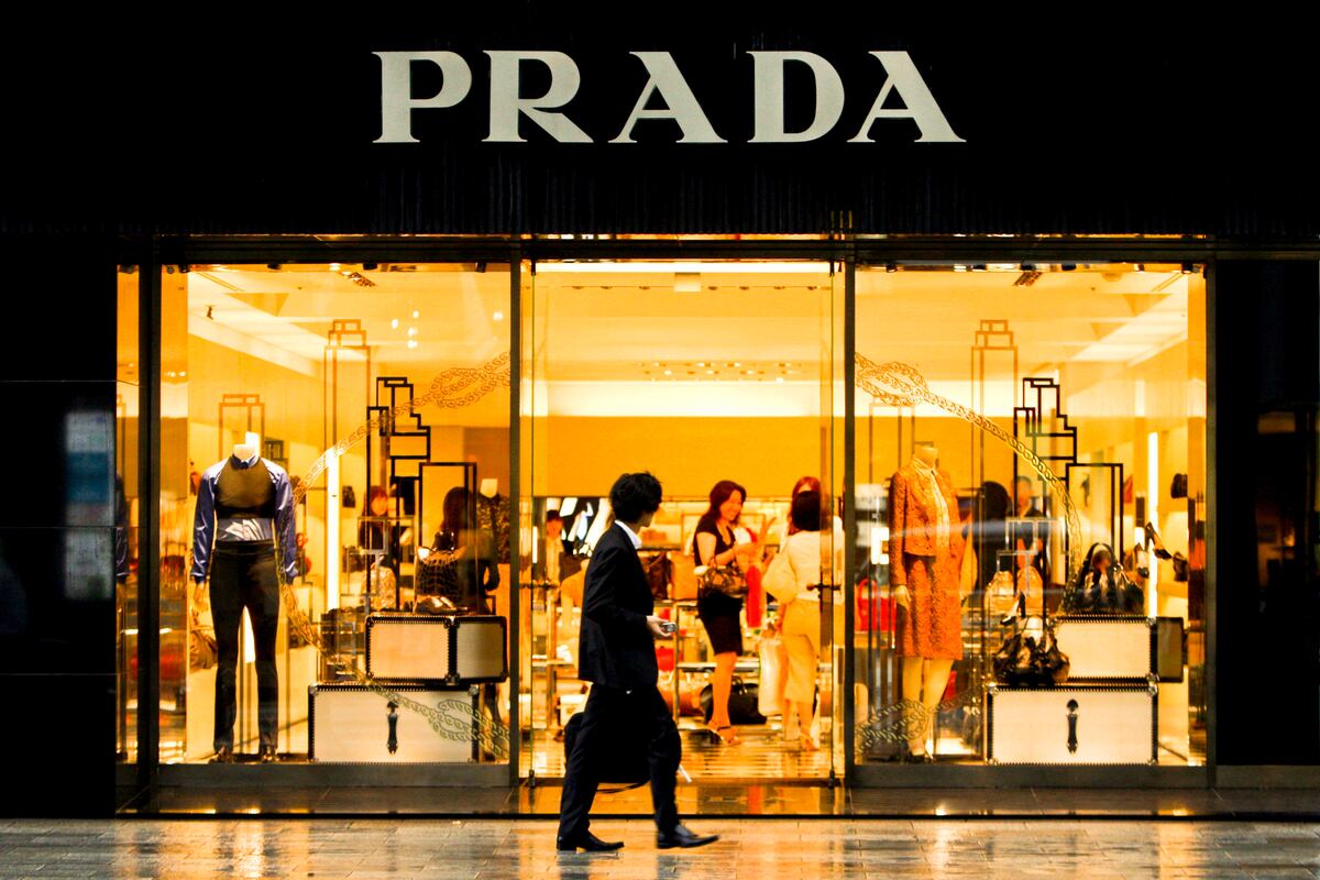 Prada anuncia la adquisición de Versace por 1.4 billones de dólares
