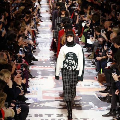 El desfile feminista de Dior en París