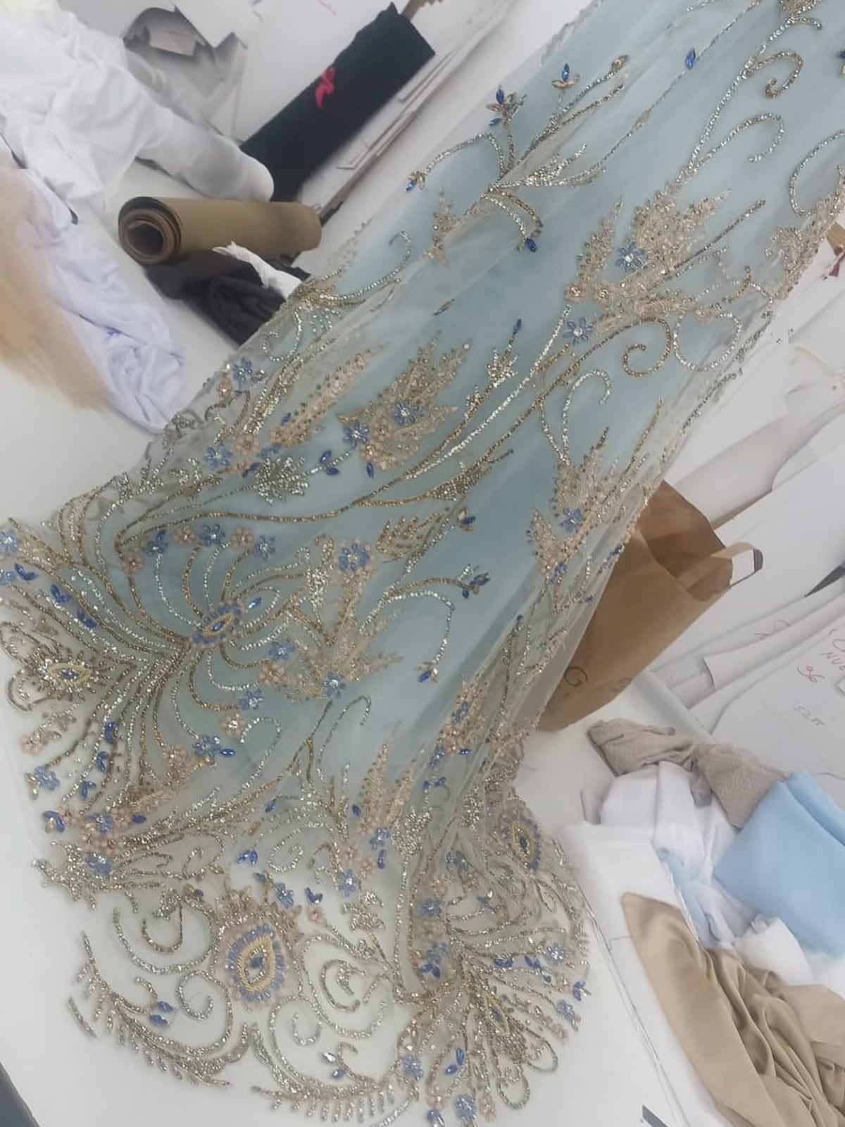 La presentadora Jenia Nenzen vistió del diseñador chiricano José Díaz Jurado para la boda de su hija Ana Gretel