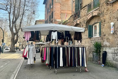 De las 'bancarelle' a los cementerios de ropa: el oscuro viaje de la moda rápida en Italia