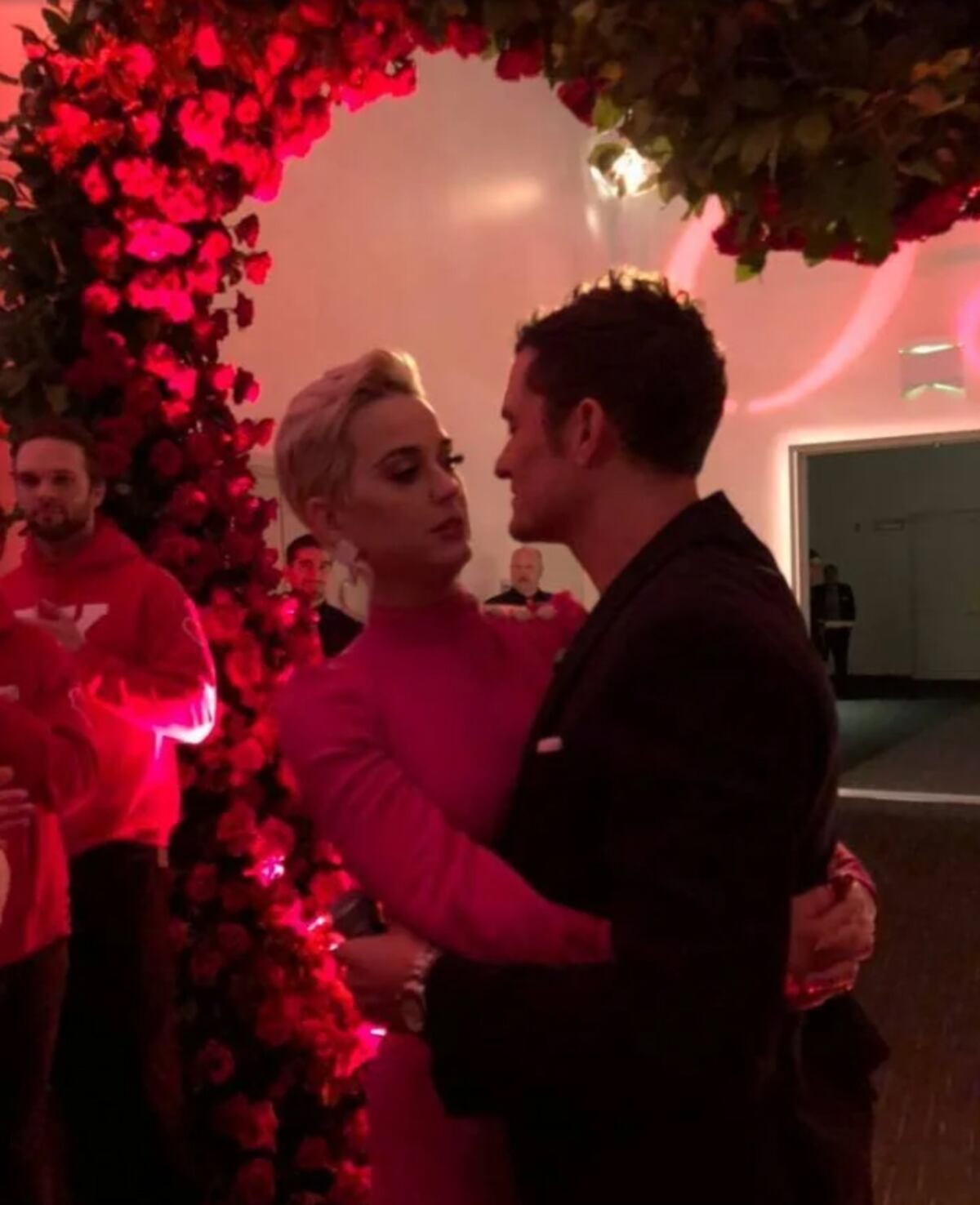 Con un anillo valorado en 5 millones de dólares, Katy Perry y Orlando Bloom se comprometen