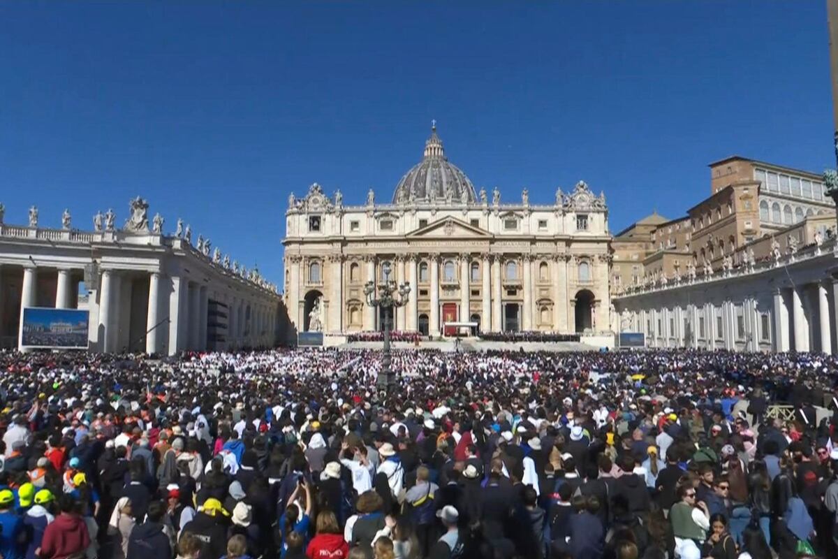Roma brinda a Francisco un adiós multitudinario en su último viaje