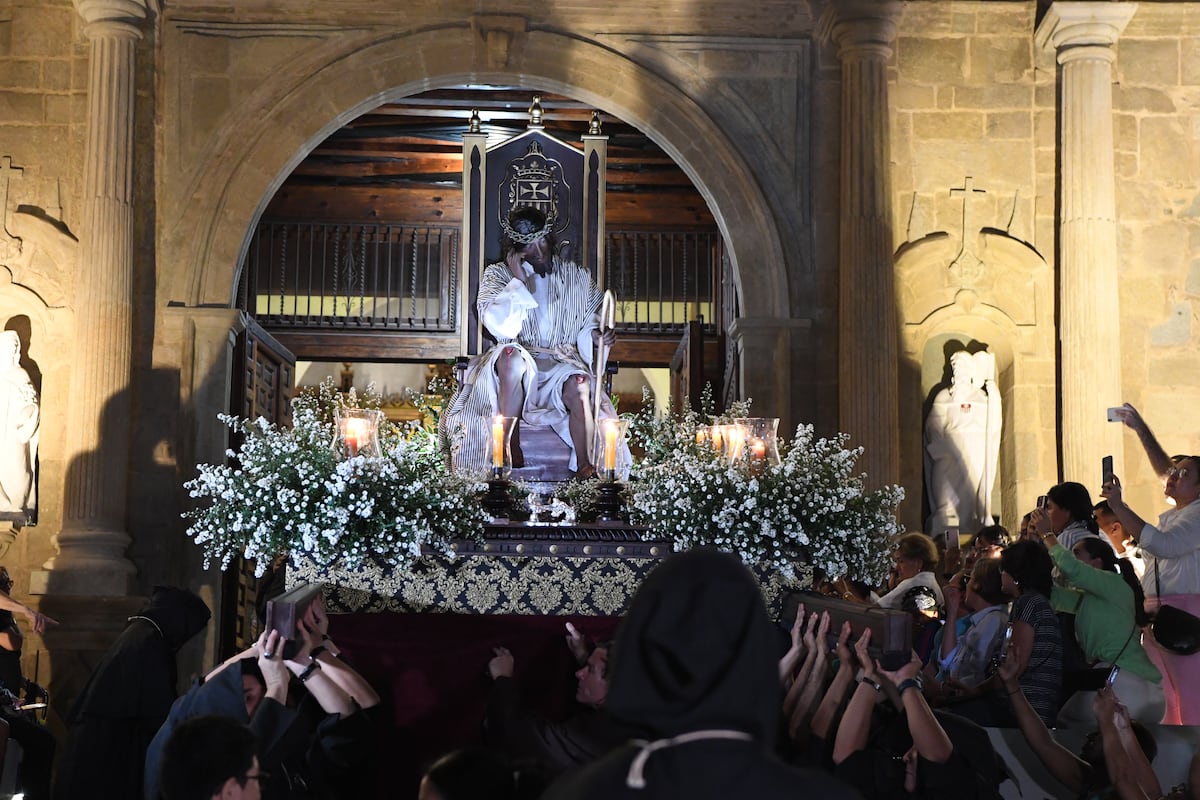 (Galería) Procesión de la Hermandad del Cristo Pobre en el Casco Antiguo
