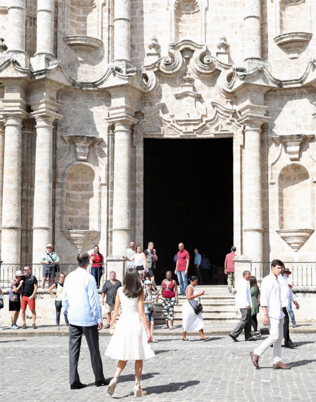 Felipe, de guayabera, y Letizia, de Carolina Herrera, en La Habana Vieja
