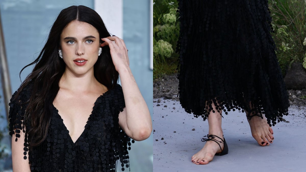 La actriz Margaret Qualley lleva las ‘sandalias descalzas’ de Chanel a una alfombra roja en Londres
