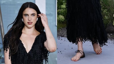 La actriz Margaret Qualley lleva las ‘sandalias descalzas’ de Chanel a una alfombra roja en Londres 