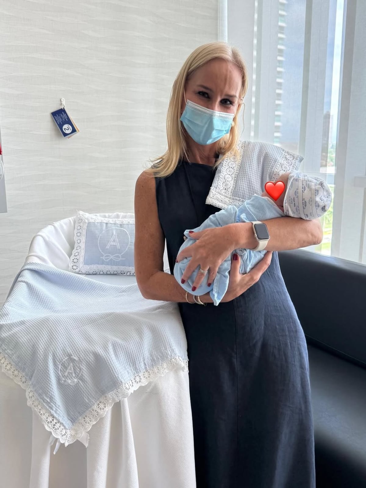 La presentadora Karen Chalmers le da la bienvenida a su primer nieto