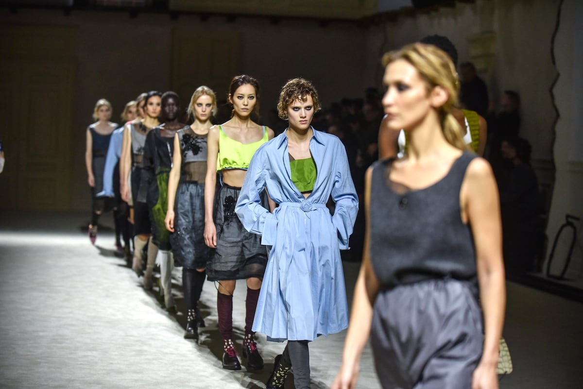 Prada reivindica la complejidad femenina con un desfile "a capas" en Milán