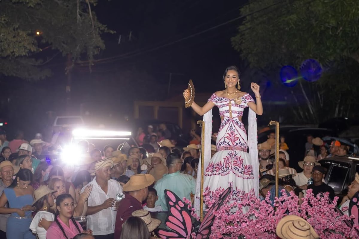 El vestido estilizado de coronación de la Señorita 28 de noviembre de Chepo