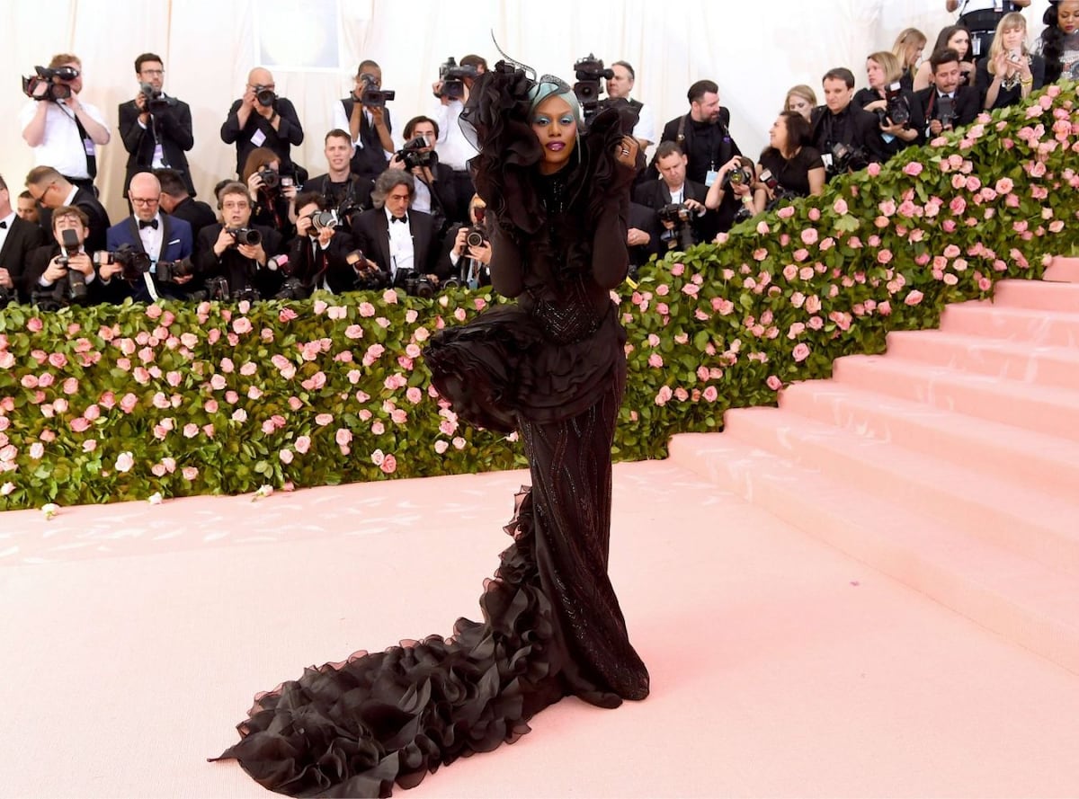 Excentricidad y atuendos teatrales en la gala del Met